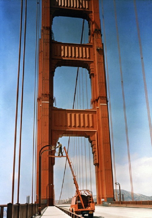 California-A-man-repairs-a-light-on-the-Golden-Gate-Bridge-San-Francisco.jpg