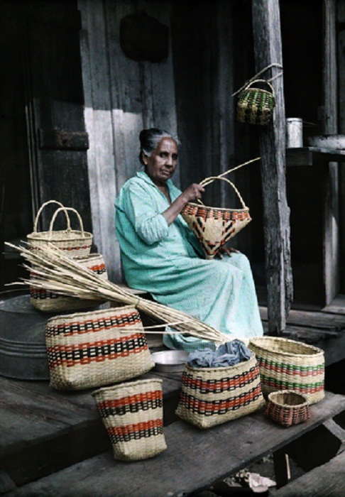 Louisiana-A-Choctaw-Indian-woman-makes-baskets-from-palmetto-leaves-near-Lacombe.jpg