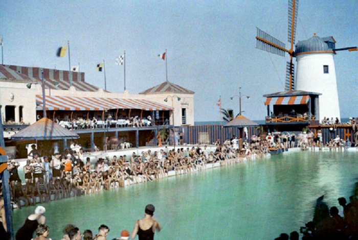 Florida-Crowds-form-at-a-Miami-Beach-pool-for-a-swim-competition.jpg
