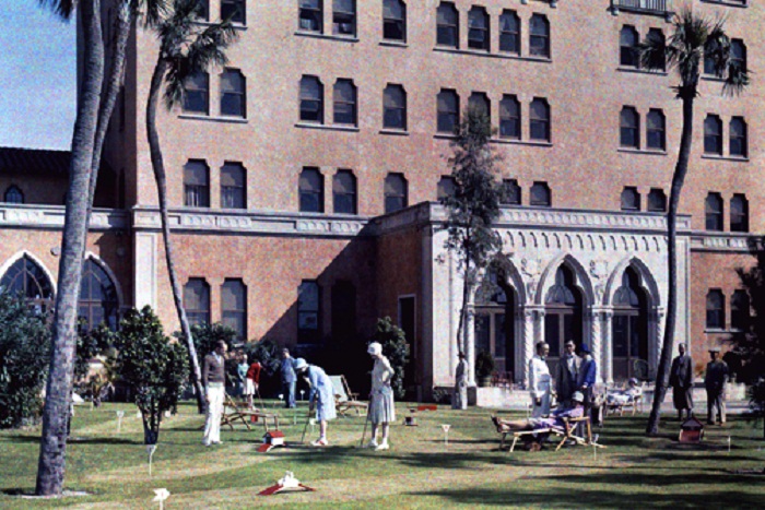 Florida-The-guests-play-Obstacle-Golf-on-the-lawn-of-a-Davis-Island-hotel-Tampa-Bay.jpg
