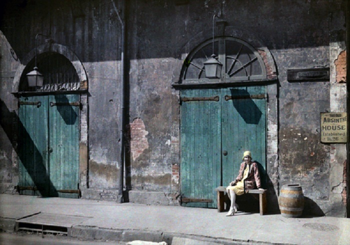 Louisiana-A-woman-sits-outside-the-doorway-of-New-Orleans-Absinthe-House.jpg