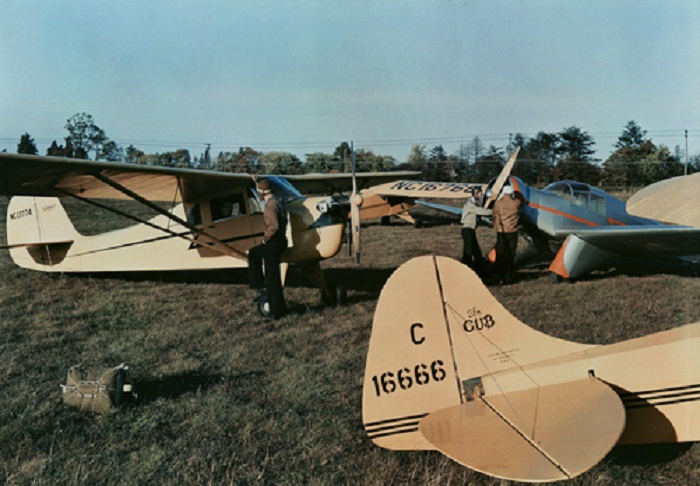 Maryland-Pilots-inspect-their-planes-at-the-Congressional-Airport-Maryland.jpg