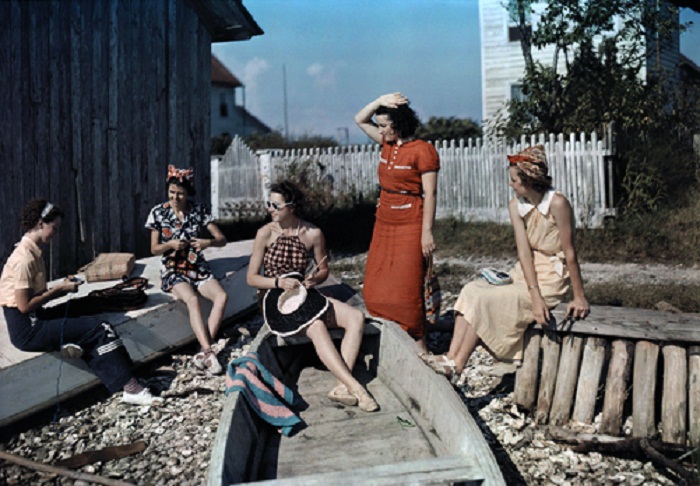 Maryland-Women-relax-on-Smith-Island-weaving-fabrics-and-talking.jpg