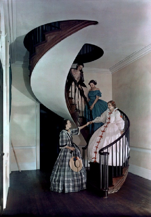 Mississippi-Women-walk-down-a-spiral-staircase-in-an-ancestral-home-City-Park-Natchez.jpg
