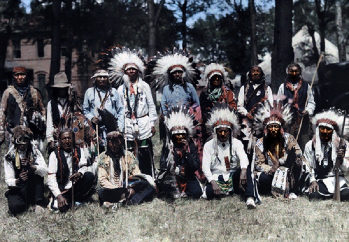 Montana-Sioux-Indians-pose-in-the-feather-headdresses-Crow-Indian-Reservation.jpg