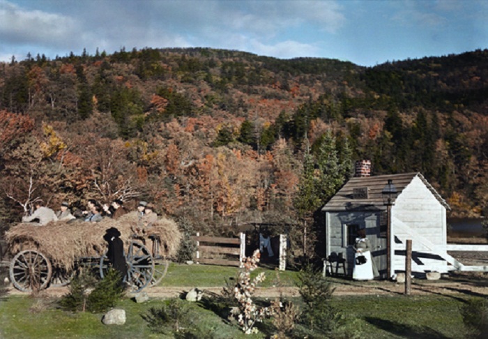 New-Hampshire-People-set-out-for-a-straw-ride-from-the-Old-toll-house-Crawford-Notch.jpg