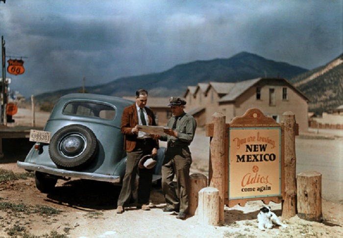 New-Mexico-A-tourist-stops-to-get-directions-from-a-cop-in-Questa.jpg