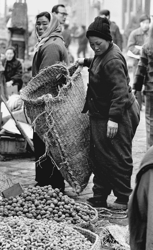 Queen-sized walnut vendor.jpg