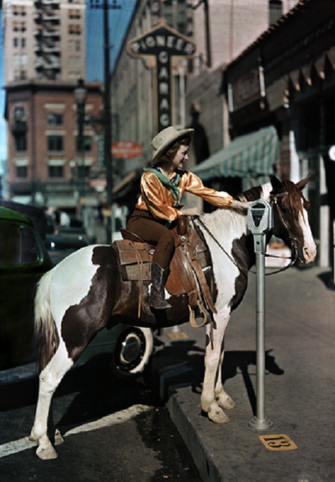Texas-A-cowgirl-parks-her-horse-at-a-meter-in-downtown-El-Paso.jpg