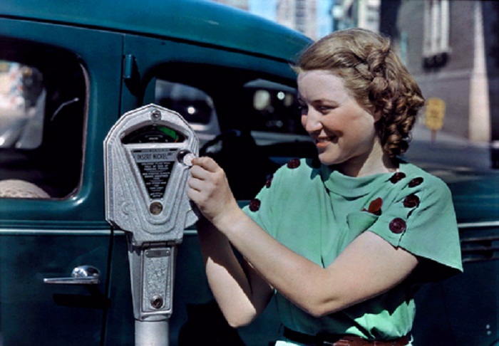 Texas-A-woman-feeds-a-parking-meter-in-El-Paso.jpg