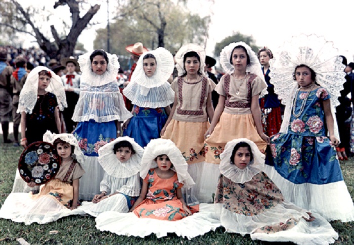 Texas-Girls-pose-in-Mexican-costume-and-frilly-headdresses-Brownsville.jpg