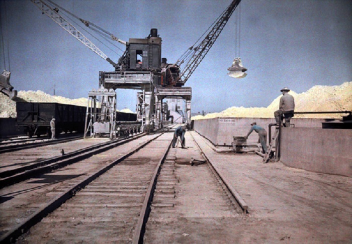 Texas-Men-load-storage-bins-with-sulfur-on-the-docks-of-Galveston.jpg
