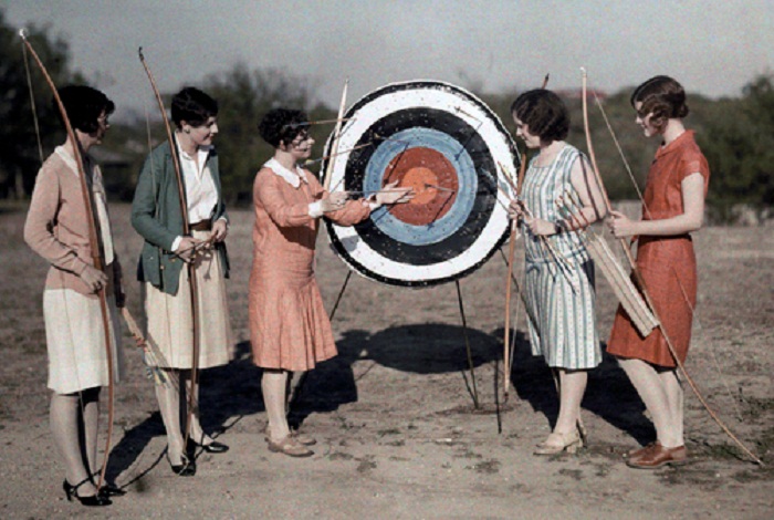Texas-Women-attend-an-archery-class-at-the-University-of-Texas.jpg