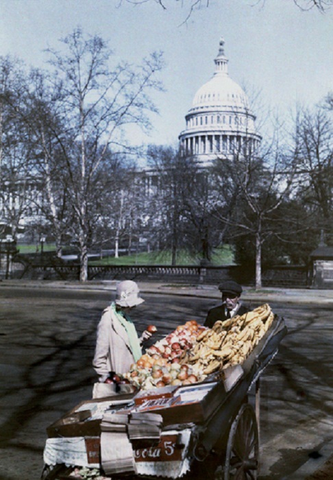 Washington-A-woman-looks-at-fruit-from-a-vendor-in-front-of-the-U_S_-Capital.jpg