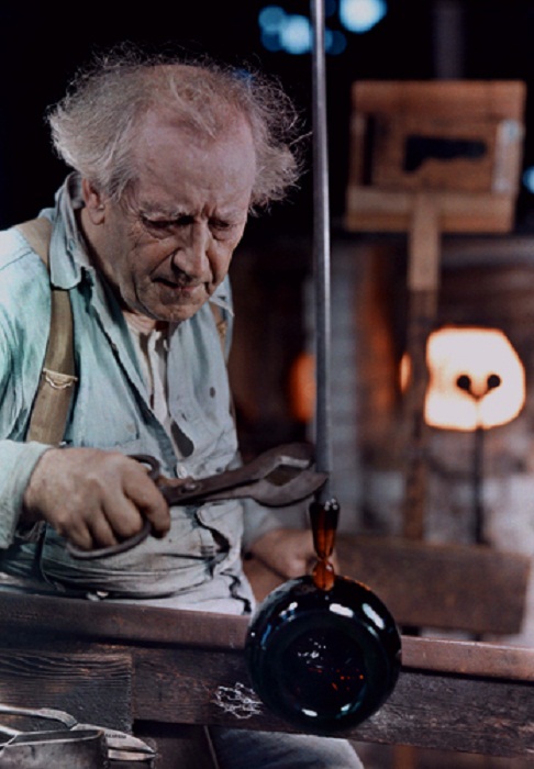 West-Virginia-A-glass-blower-works-on-a-vase-in-his-shop-Milton.jpg