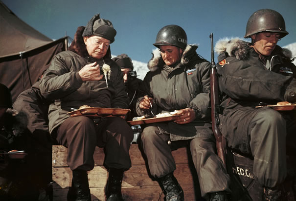 xpresident-eisenhower-eats-with-soldiers.jpg
