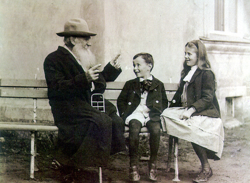 Leo Tolstoy and his grandchildren, 1909..jpg