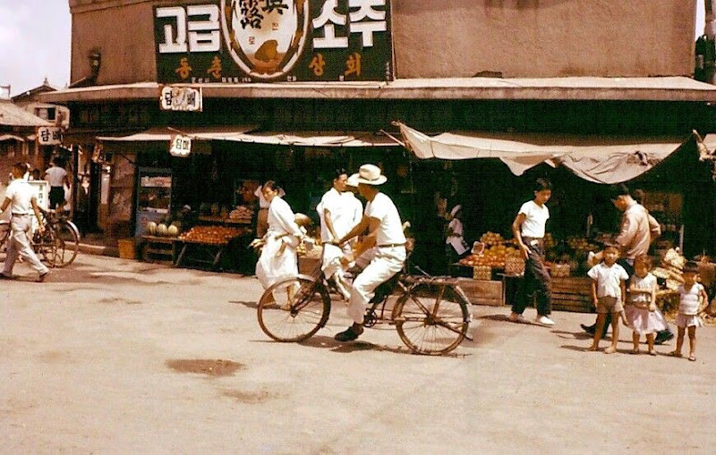 130_-_Kunsan,_Street_scene,_July_1961.jpg