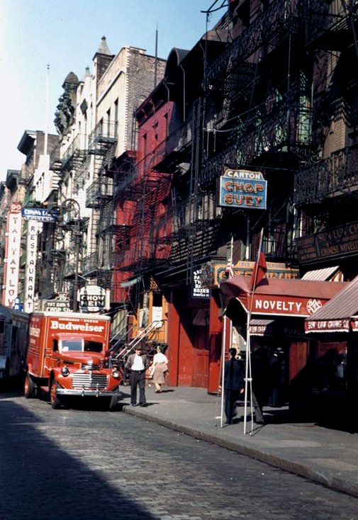 Street-in-New-Yorks-Chinatown-1942.jpg