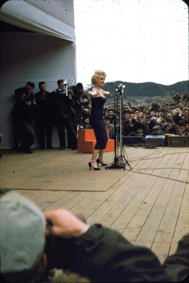 Marilyn-Monroe-in-Korea-4-620x925.jpg