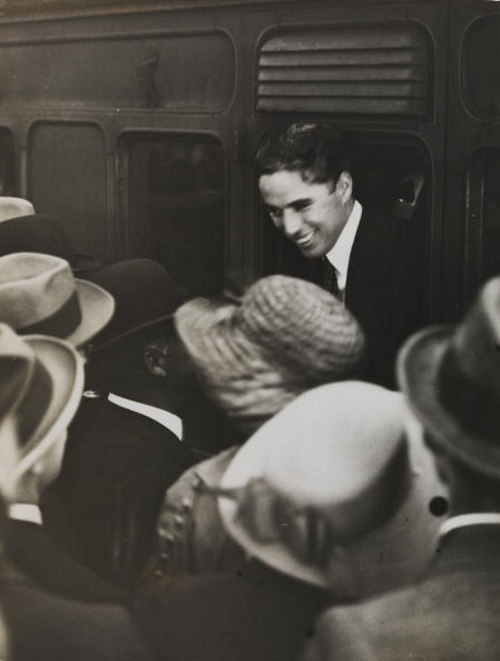 0Charlie Chaplin bids farewell at Waterloo Station, 1921.jpg