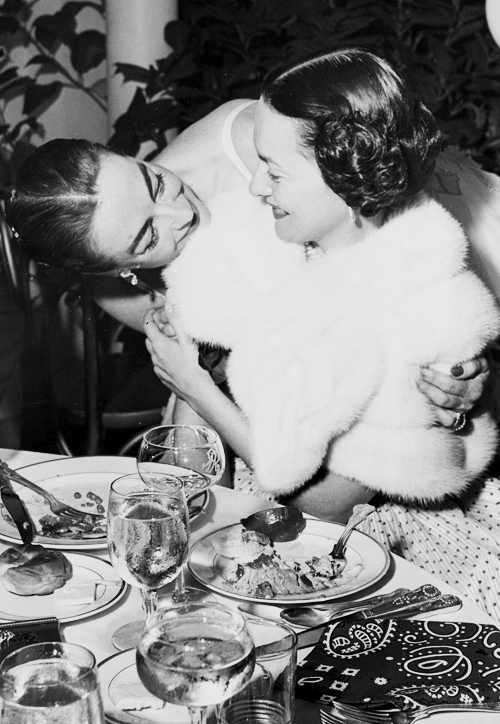 Joan Crawford and Olivia de Havilland.png
