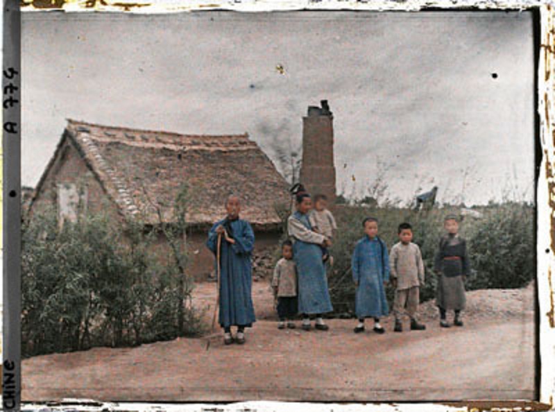 9Villagers-at-the-entrance-of-a-Manchu-village.jpg
