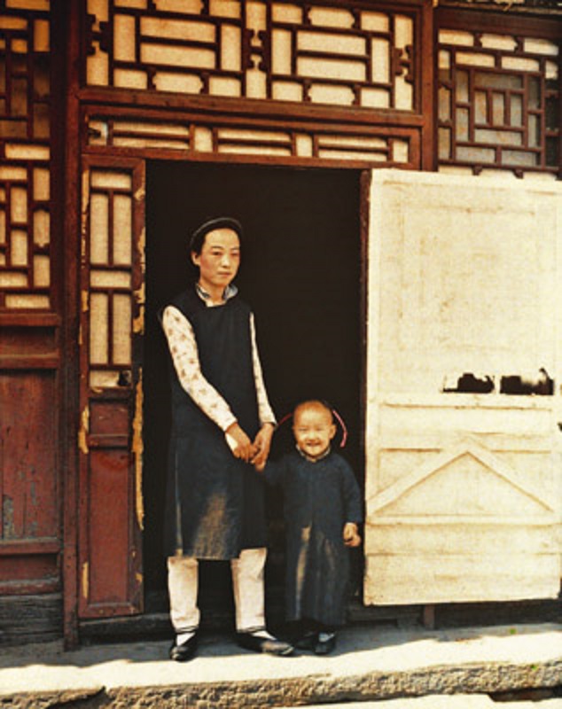 19Mother-and-her-child-in-Beijing.jpg