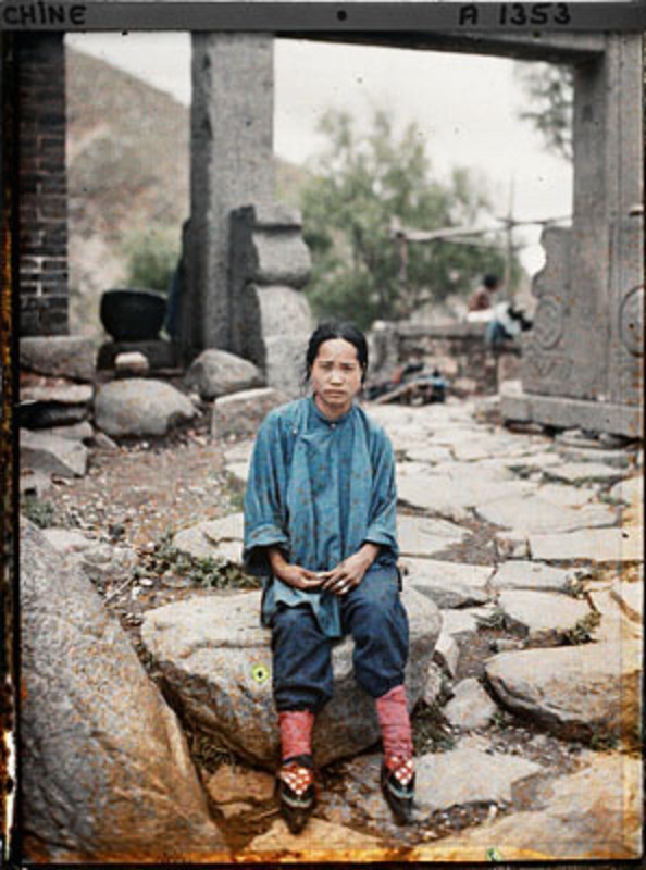 34A-Chinese-woman-with-bound-feet-in-Fuhu-Temple.jpg