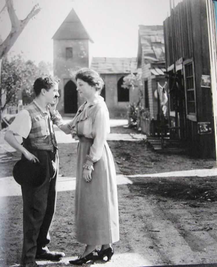 Helen-Keller-Meets-Charlie-Chaplin 1919.jpg