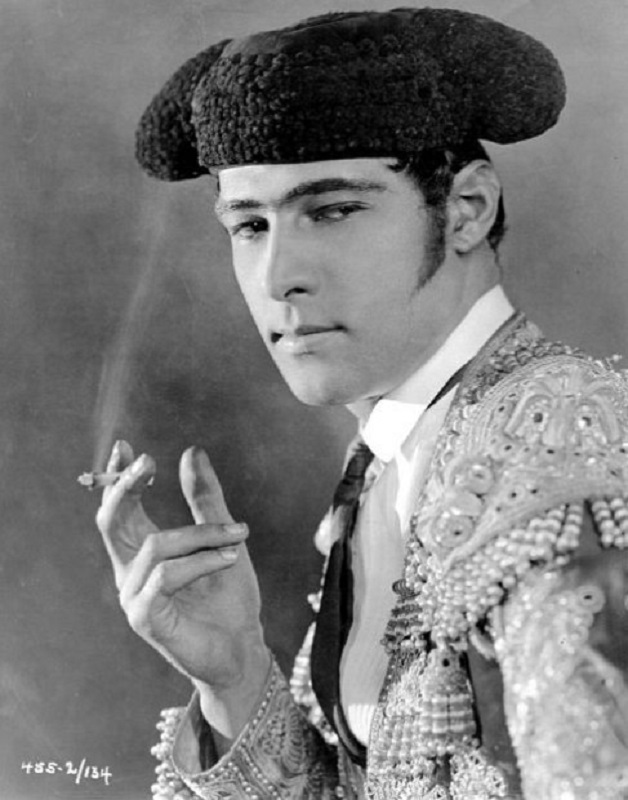 Rudolph-Valentino-in-Blood-and-Sand-1922.jpg