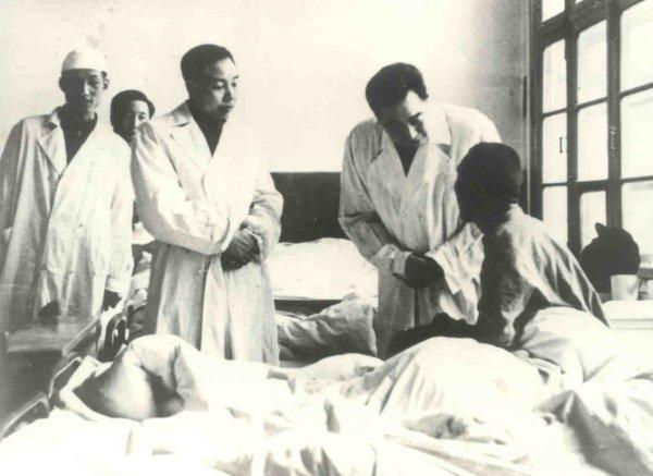 22Peng-Zhou-Enlai-soldiers-hospital.jpg