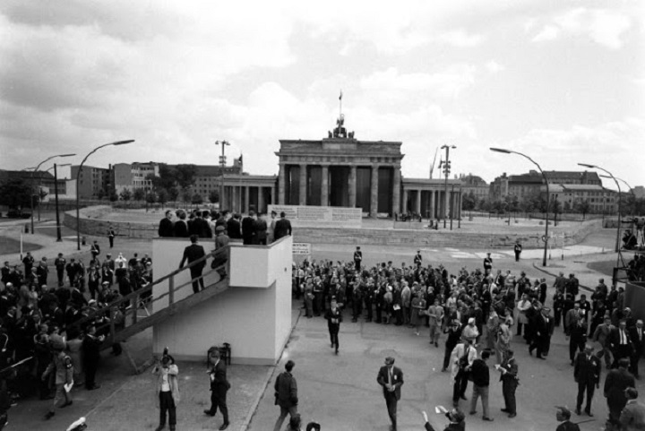 08 From a viewing stand, President John F_ Kennedy gazes over the Berlin Wall at East Germany and the Brandenburg Gate, June 1963.jpg