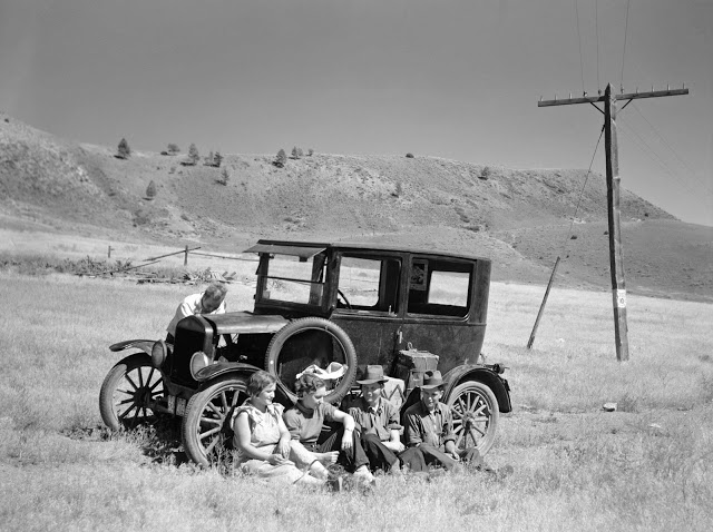 th Dakota, near Missoula, Montana, Highway 10_ Leaving the grasshopper-ridden and drought-stricken area for a new start in Oregon and Washington, 1936.jpg