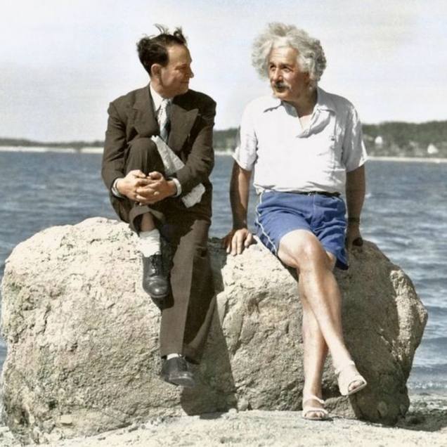 Albert Einstein 1939.jpg