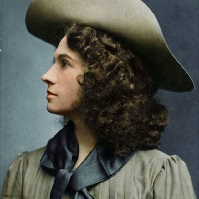 Annie Oakley 1900.jpg