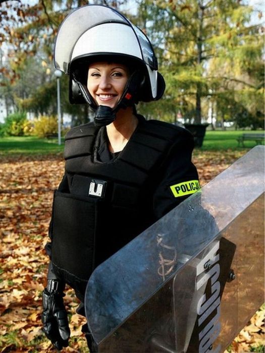female-police3a.jpg