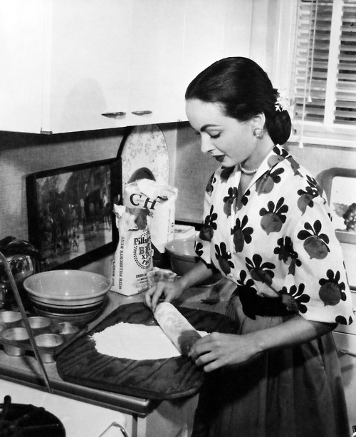 Ann Blyth in the kitchen, 1952.jpg