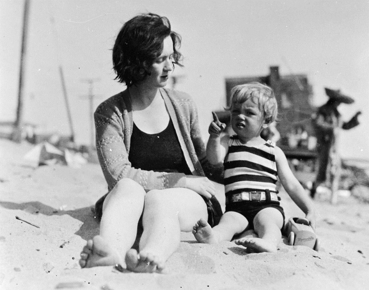 Norma Jeane with her mother Gladys at the Santa Monica beach 1928.jpg