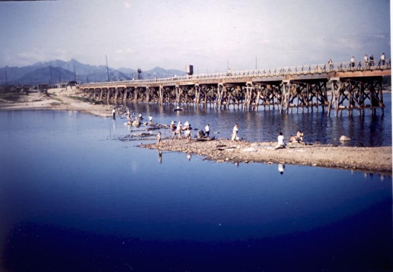 Main Han Bridge into K-16 Youido.jpg