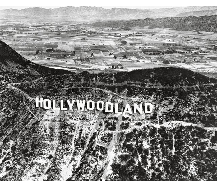 The original Hollywoodland sign in 1923..png