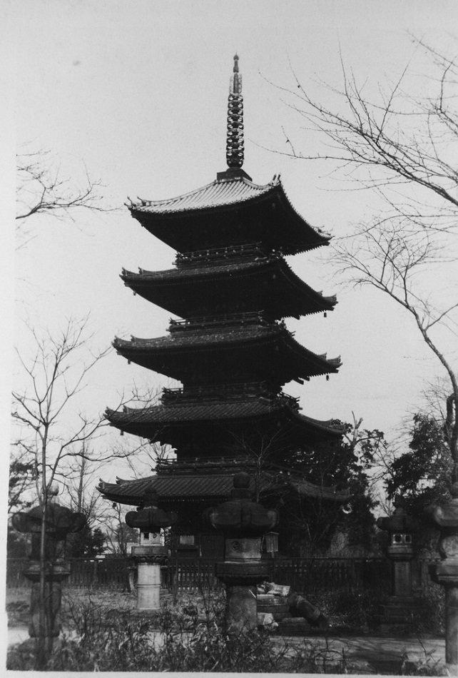 23Pagoda in Ueno park,1946.jpg