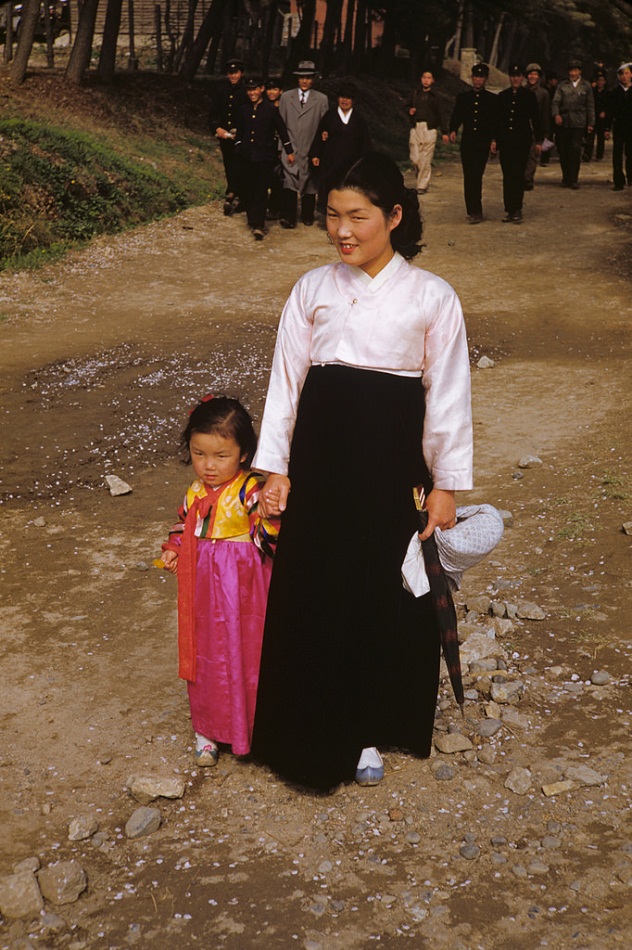 122A lady and her daughter, 1952.jpg