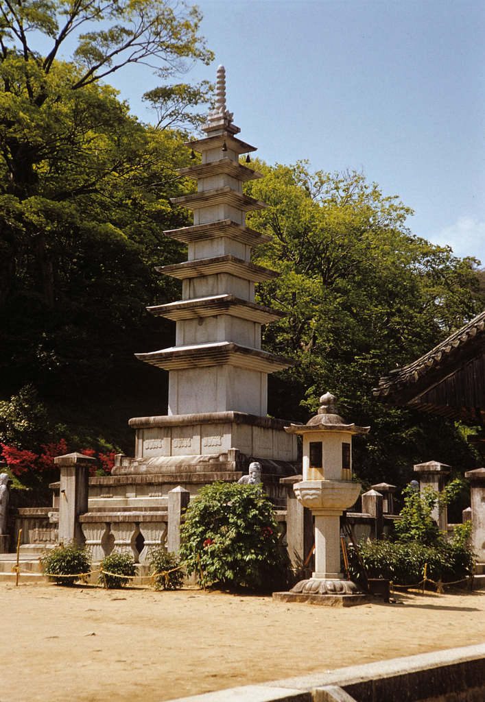 230buBeomeosa Temple, Busan, 1952.jpg