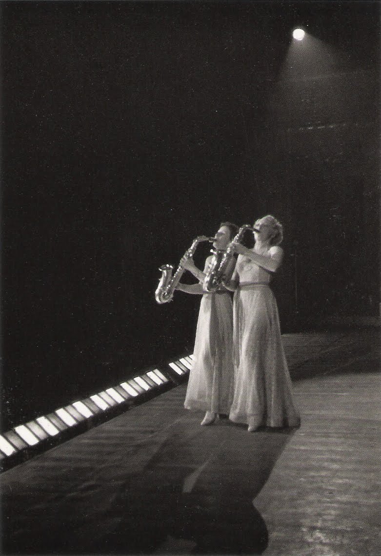 Lucien Aigner. Dolly Sisters. Paris. 1937..jpg