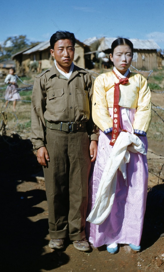10 Brudepar i Tonduchou-ni (1952).jpg