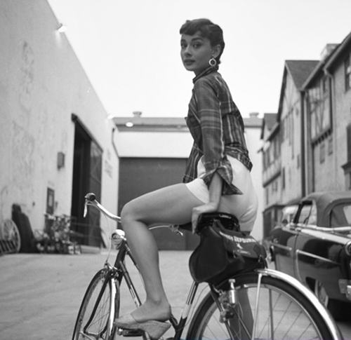 Audrey Hepburn by Maurice Terrell, 1953.jpg