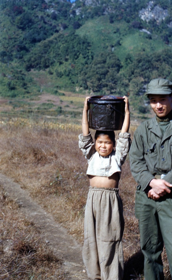 76 Kim og en frivillig vannbærer (1952).jpg
