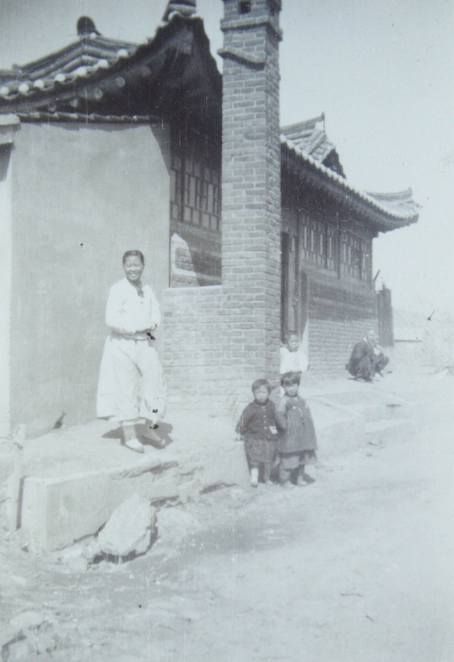 16 Korean family 1946.jpg