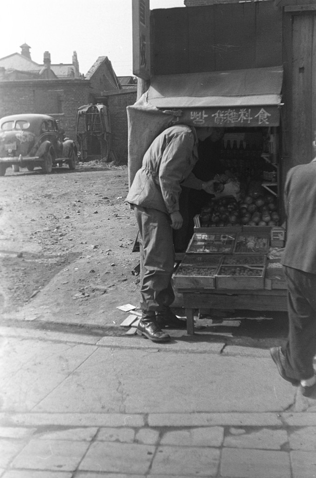 24 Small shop, Seoul, 1952.jpg